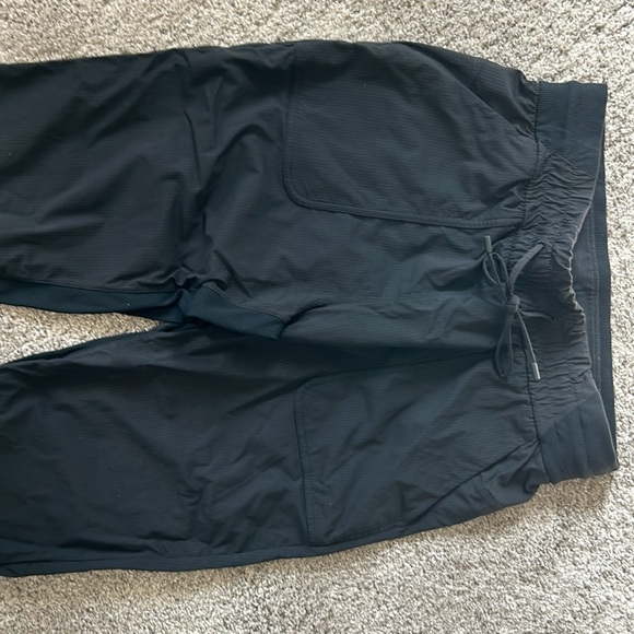 Lululemon women’s black cropped pants - Picture 3 of 3